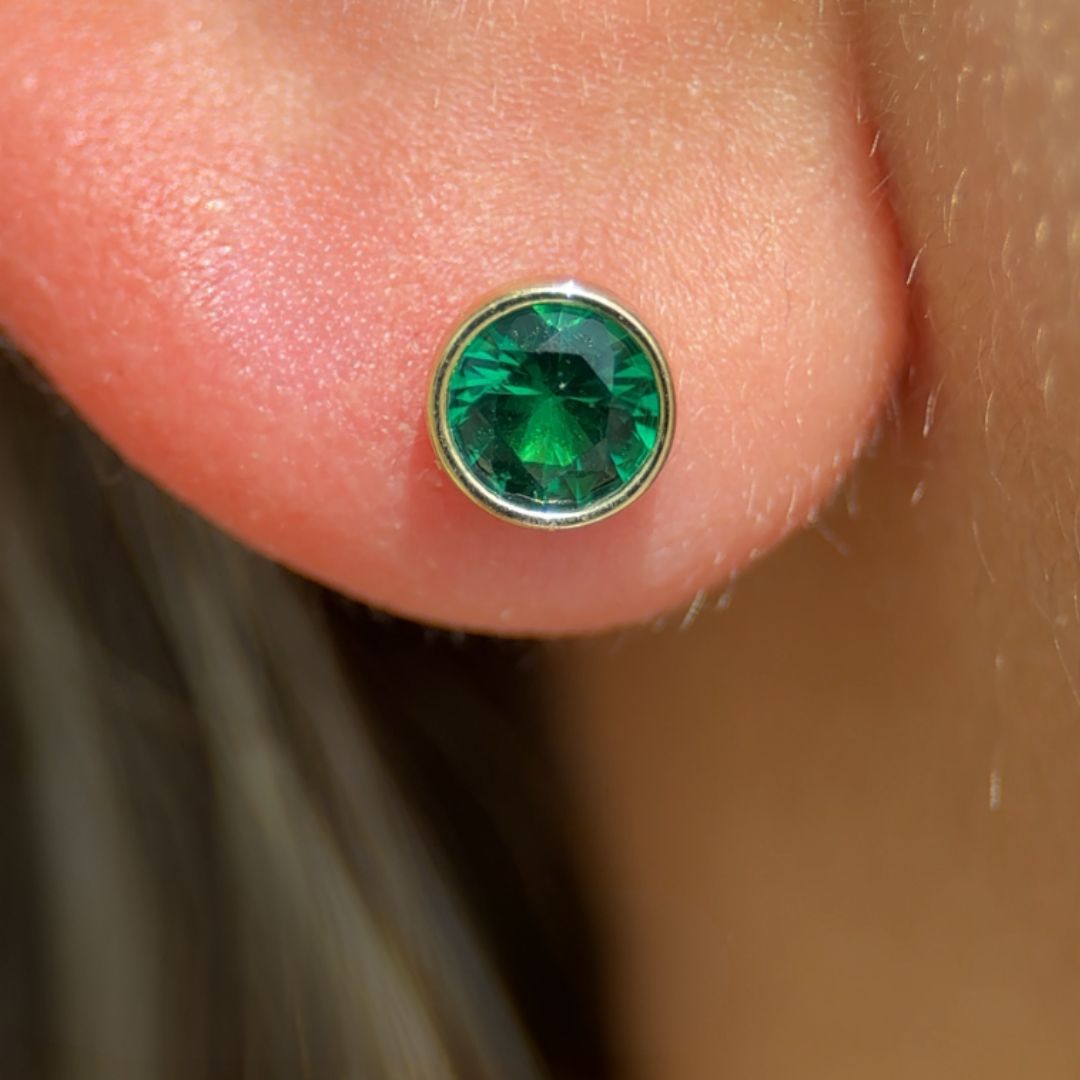 Emerald Bezel‑Set Stud